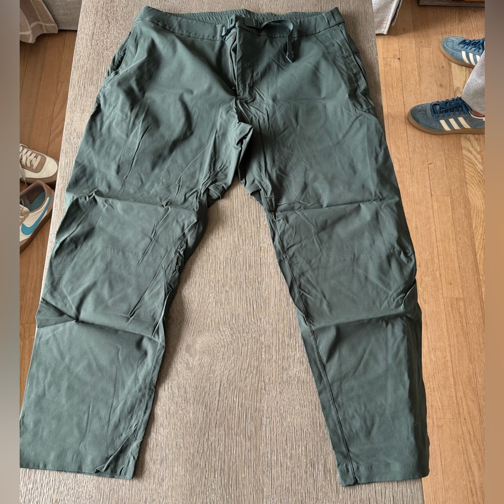 Lululemon men’s size 36. Sport-tech army green pants.